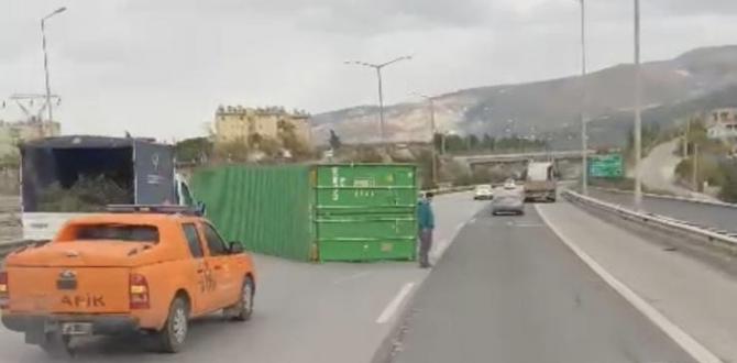 Fırtına tırda yüklü konteynerleri devirdi