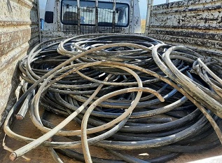 Çalıştıkları iş yerindeki kabloları çalıp sattılar