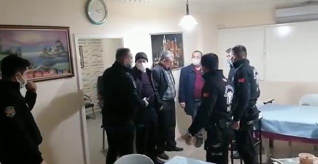 Kumar operasyonunda masanın altına gizlendi