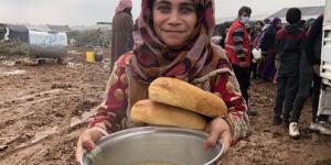 Çadırda yaşayan Suriyelilere sıcak çorba