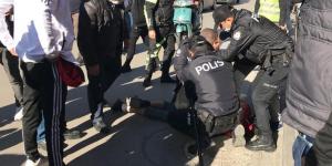 Maske takmayan şahıs kimlik soran polise bıçak çekti