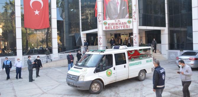 İSMAİL TURAN BELEDİYE BİNASI ÖNÜNDE DZÜENLENEN CENAZE TÖRENİYLE EBEDİYETE UĞURLANDI