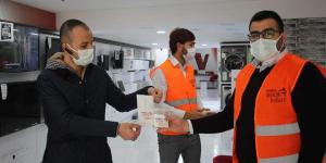 AK Gençlik esnafa maske, kolonya ve dezenfektan dağıttı  