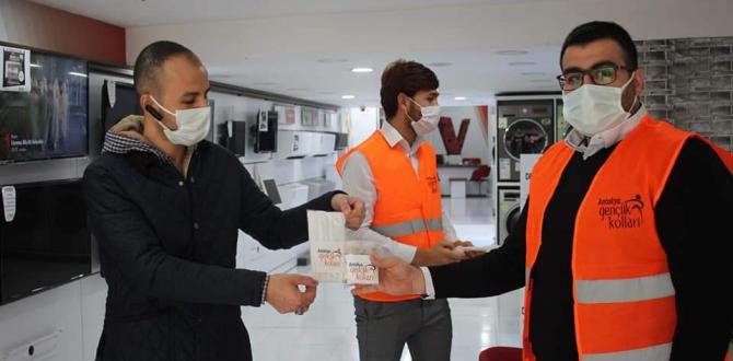 AK Gençlik esnafa maske, kolonya ve dezenfektan dağıttı  