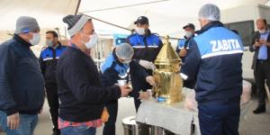 SAMANDAĞ BELEDİYESİ SICAK ÇORBA İLE VATANDAŞIN İÇİNİ ISITTI