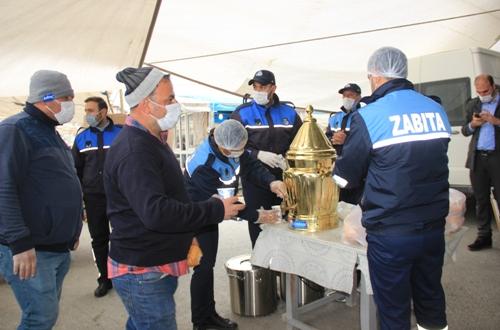 SAMANDAĞ BELEDİYESİ SICAK ÇORBA İLE VATANDAŞIN İÇİNİ ISITTI