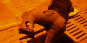 Rögara düşen adam ayağından yaralandı