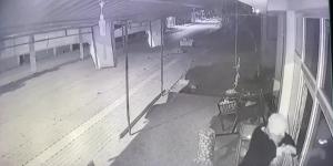 Kapıyı açmak isteyen hırsız camın kırılmasıyla paniğe kapılınca diğer camları da kırdı