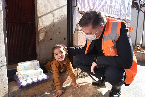 Savaşın çocuklarına şefkat eli