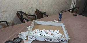 İş yerinde alkol alarak kumar oynarken yakalandılar