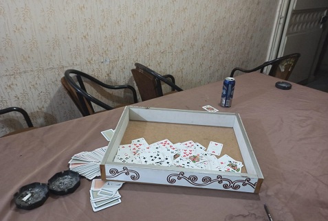 İş yerinde alkol alarak kumar oynarken yakalandılar