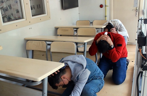 Deprem simülasyon tırında vatandaşlara eğitim verildi