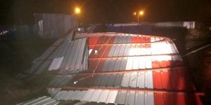 Dörtyol’da fırtına ve yağış çatıları uçurdu ağaç dallarını kopardı