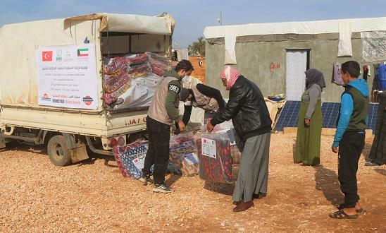 Suriye’deki kamplarda gıda kolisi ve battaniye dağıtıldı