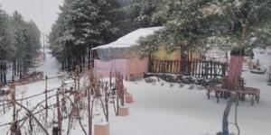 Amanoslar’da kar yayla evlerini beyaz örtü ile kapladı