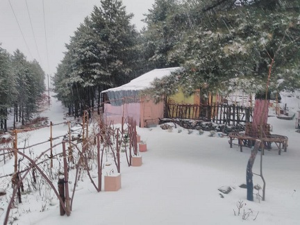 Amanoslar’da kar yayla evlerini beyaz örtü ile kapladı