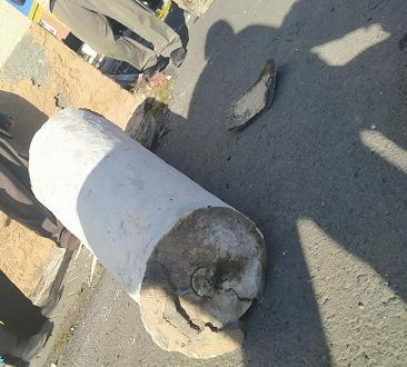 Yıldırım düşen minarenin alemi koptu