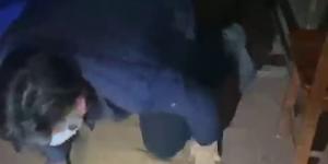 Kumar baskınında polisi görünce masanın altında saklandı