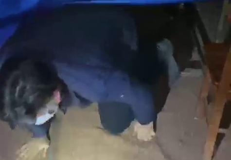 Kumar baskınında polisi görünce masanın altında saklandı