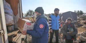 İdlib’de çamur içinde yaşayan aileler sıcak yuvaya kavuşuyor