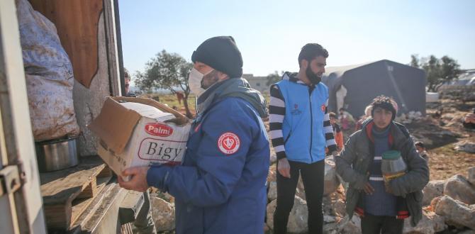 İdlib’de çamur içinde yaşayan aileler sıcak yuvaya kavuşuyor