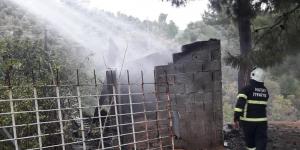 Odunluktaki yangın ormana sıçramadan söndürüldü