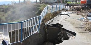 Hatay’da aşırı yağışta köprü çöktü
