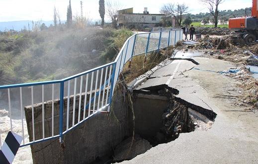 Hatay’da aşırı yağışta köprü çöktü