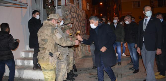 BAŞKAN YAVUZ YILBAŞI GECESİ GÜVENLİK GÜÇLERİ VE SAĞLIK ÇALIŞANLARINI YALNIZ BIRAKMADI