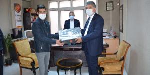 İLETİŞİM  BAŞKANLIĞI’NDAN BAŞKAN YAVUZ’A ANLAMLI HEDİYE