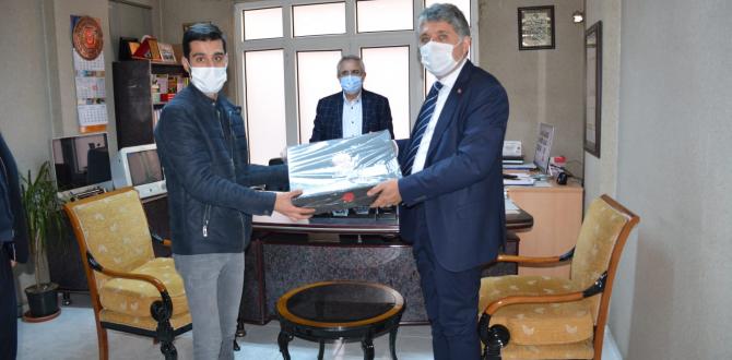 İLETİŞİM  BAŞKANLIĞI’NDAN BAŞKAN YAVUZ’A ANLAMLI HEDİYE