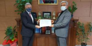 Yeloğlu siyaset akademisi kursiyerlerine sertifikalarını verdi