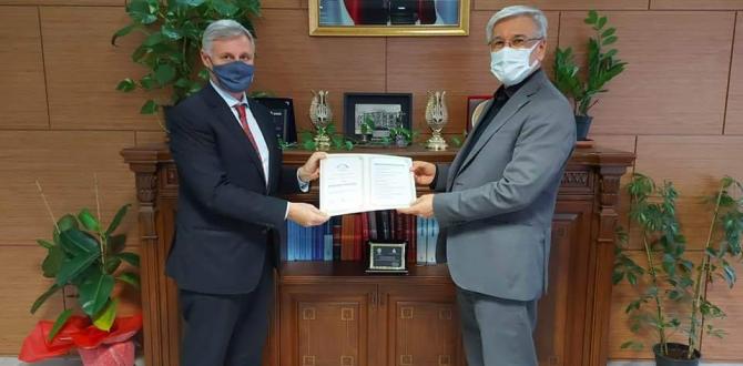 Yeloğlu siyaset akademisi kursiyerlerine sertifikalarını verdi