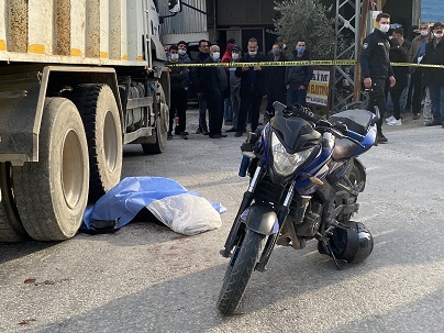 Kamyonla motosiklet çarpıştı: 1 ölü