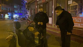 Yolu kaybeden engelli adam polis tarafından bulunup ailesine teslim edildi