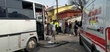 Tarım işçilerini taşıyan iki midibüs kafa kafaya çarpıştı: 6 yaralı