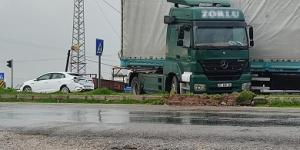 Tır kırmızı ışıkta duran araca çarptı