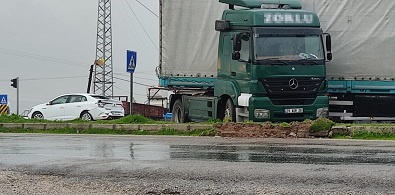 Tır kırmızı ışıkta duran araca çarptı