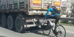Kamyon arkasında bisikletle tehlikeli yolculuk