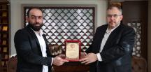 Uluslararası Gönül Birliği İnsani Yardım ve Dayanışma Derneği’nden Doç. Dr. Çalışkan’a plaket
