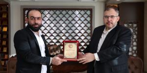 Uluslararası Gönül Birliği İnsani Yardım ve Dayanışma Derneği’nden Doç. Dr. Çalışkan’a plaket