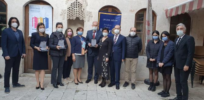 Antakya Defne Rotary Kulübü tarafından ” Aile ve Toplum Hizmet Ödülü” verildi
