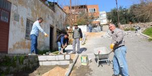 BAŞKAN YAVUZ YOL VE KALDIRIM YAPIM ÇALIŞMALARINA DEVAM EDİYOR