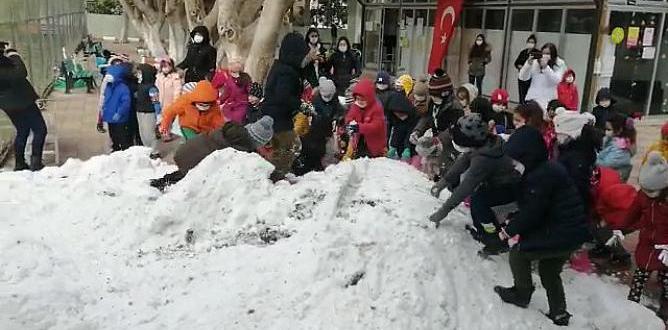 Başkan Gül’den, anaokulu öğrencilerine kar sürprizi
