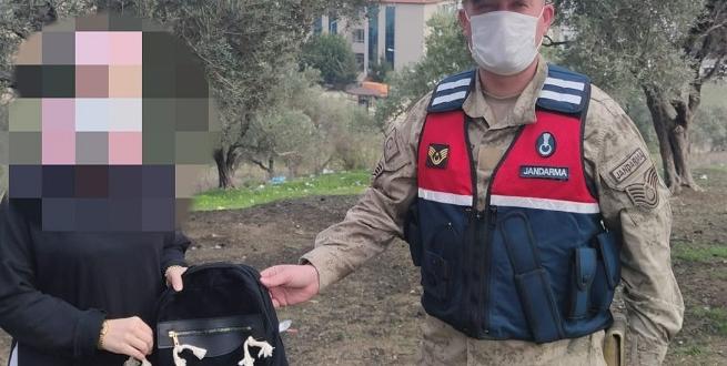 Altın dolu çantayı masada unuttular