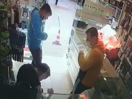 Cep telefonu bataryası bomba gibi patladı