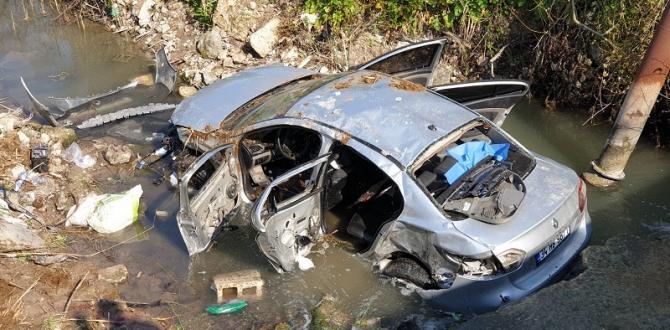 Minibüsle çarpışan otomobil dereye uçtu: 3 ölü, 2 yaralı