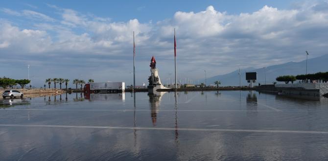 İskenderun’da anıt meydanı ve caddeler sular altında kaldı