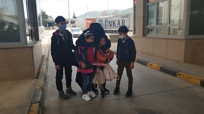 Iraklı anne Suriye’deki çocuklarına sınırda kavuştu