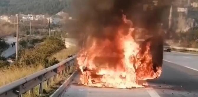 Araç otobanda aniden alev aldı, canlarını zor kurtardılar